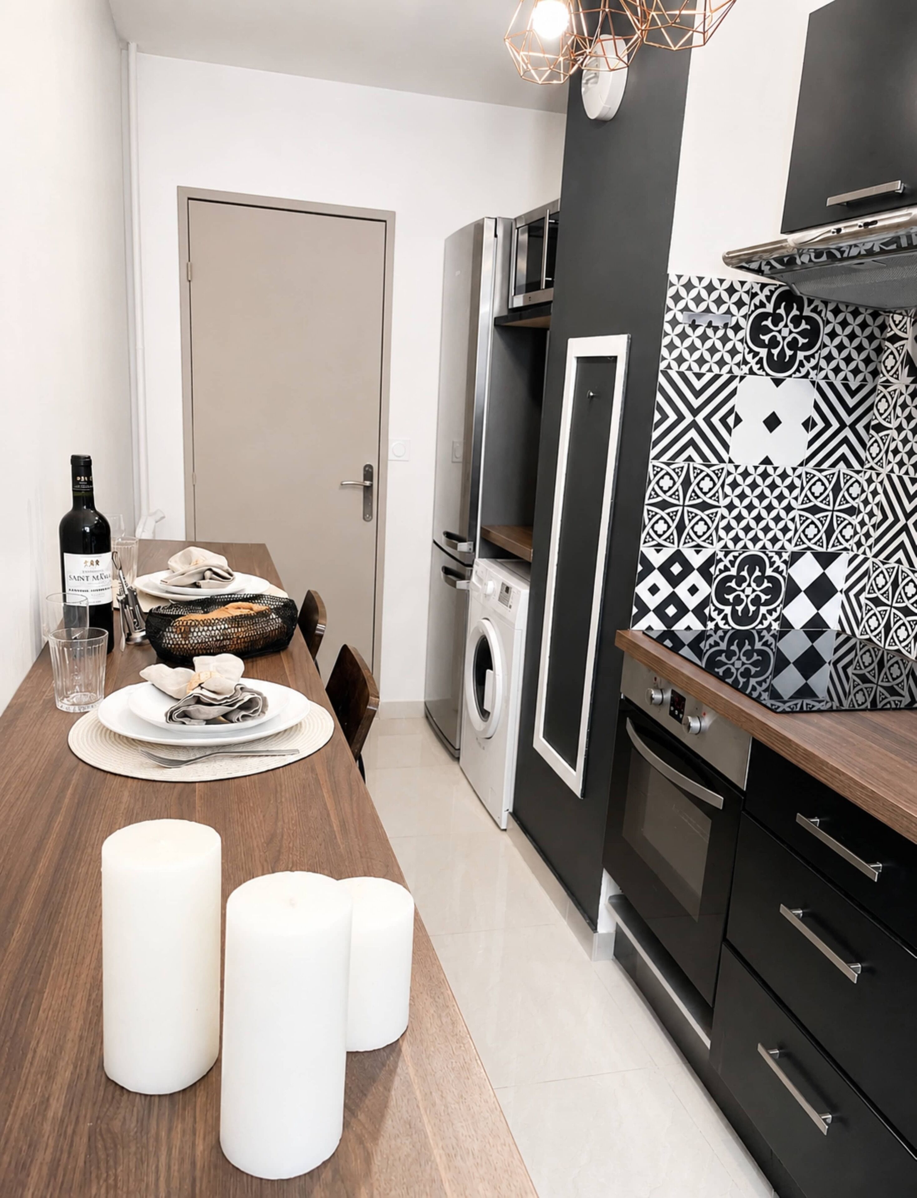 Wasserkocher mit Kaffee-/Teezubehör, Kühlschrank, Mikrowelle, Ofen