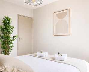 2 bedrooms, iron/ironing board, WiFi, bed sheets - Spacious family flat with elevator access - Paris (Paris)