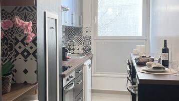 Frigorífico, microondas, horno y placa de cocina