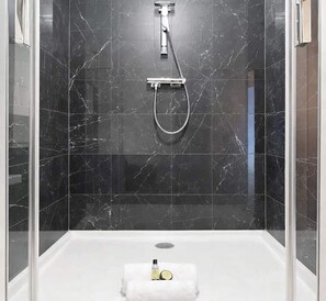 Dusj, hårføner og håndklær