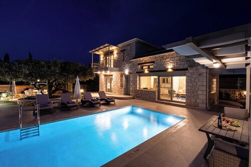 Dioni - Three Bedroom Villa, Sleeps 6