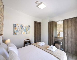 3 chambres, fer et planche à repasser, Wi-Fi, draps fournis