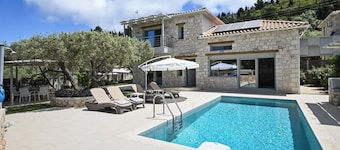 Dioni - Three Bedroom Villa, Sleeps 6