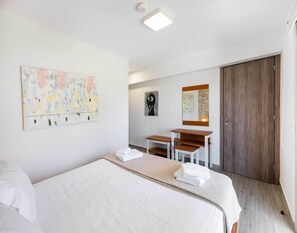 3 chambres, fer et planche à repasser, Wi-Fi, draps fournis