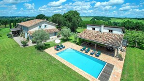 A villa with a swimming pool, two guest rooms, and a garden. - Villa La Plaine - Four Bedroom Villa, Sleeps 8 (Monclar-de-Quercy)
