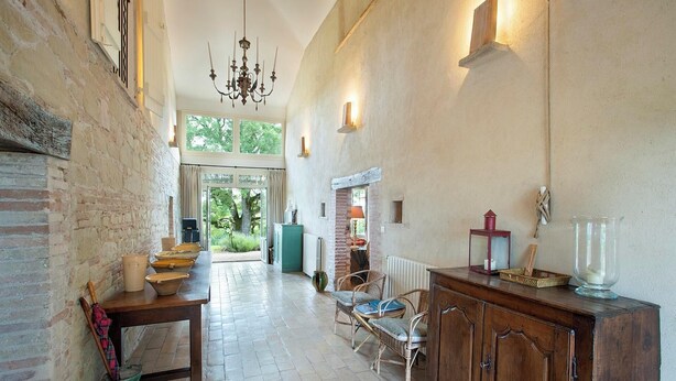 A hallway with a wooden table, wicker chairs, a cabinet, and a chandelier. - Villa La Plaine - Four Bedroom Villa, Sleeps 8 (Monclar-de-Quercy)