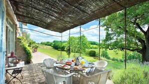 An outdoor dining area with wicker chairs and a table set for breakfast. - Villa La Plaine - Four Bedroom Villa, Sleeps 8 (Monclar-de-Quercy)