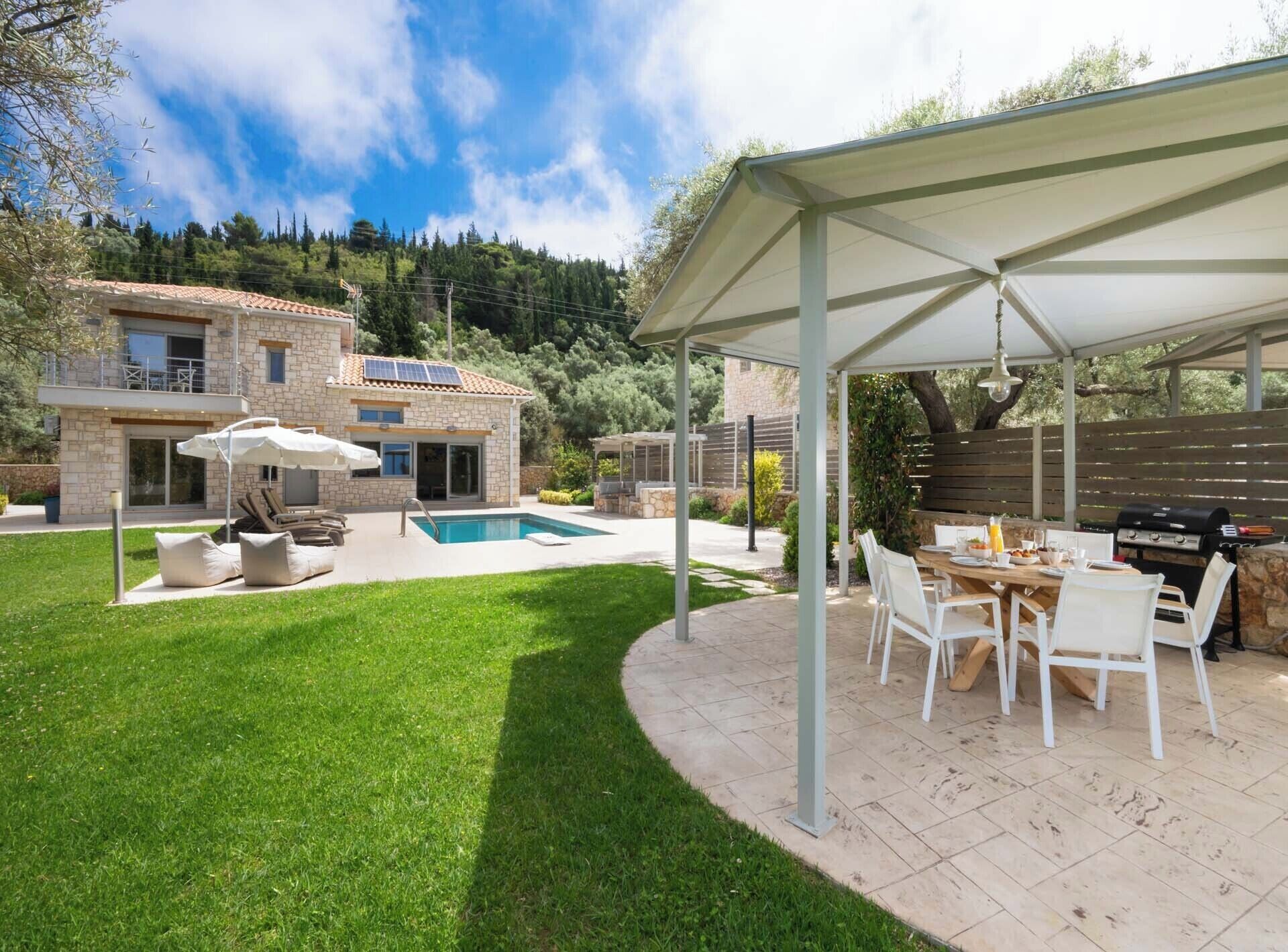 Une propriété résidentielle dotée d’une piscine, d’un espace extérieur aménagé et d’un coin barbecue.