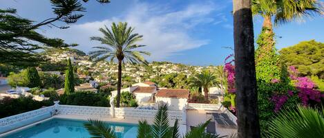 Una piscina al aire libre, una piscina climatizada