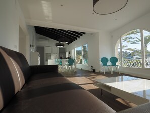 Älytelevisio, pöytäjalkapallopöytä, pöytätennispöytä, stereot