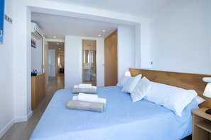 3 bedrooms, iron/ironing board, WiFi, bed sheets - Pine Walk Apartment - Three Bedroom Villa, Sleeps 5 (Mallorca)