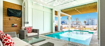 Private Pool! Luxe Designer Interior, Fenced Yard, Large Bedrooms, Deck & Patio