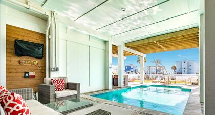 Private Pool! Luxe Designer Interior, Fenced Yard, Large Bedrooms, Deck & Patio