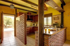 Mikroaaltouuni, uuni, kahvin-/teenkeitin, leivänpaahdin