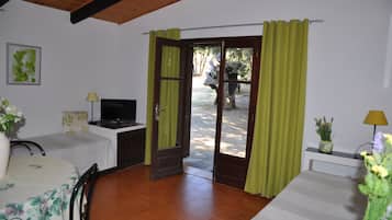 1 bedroom, bed sheets