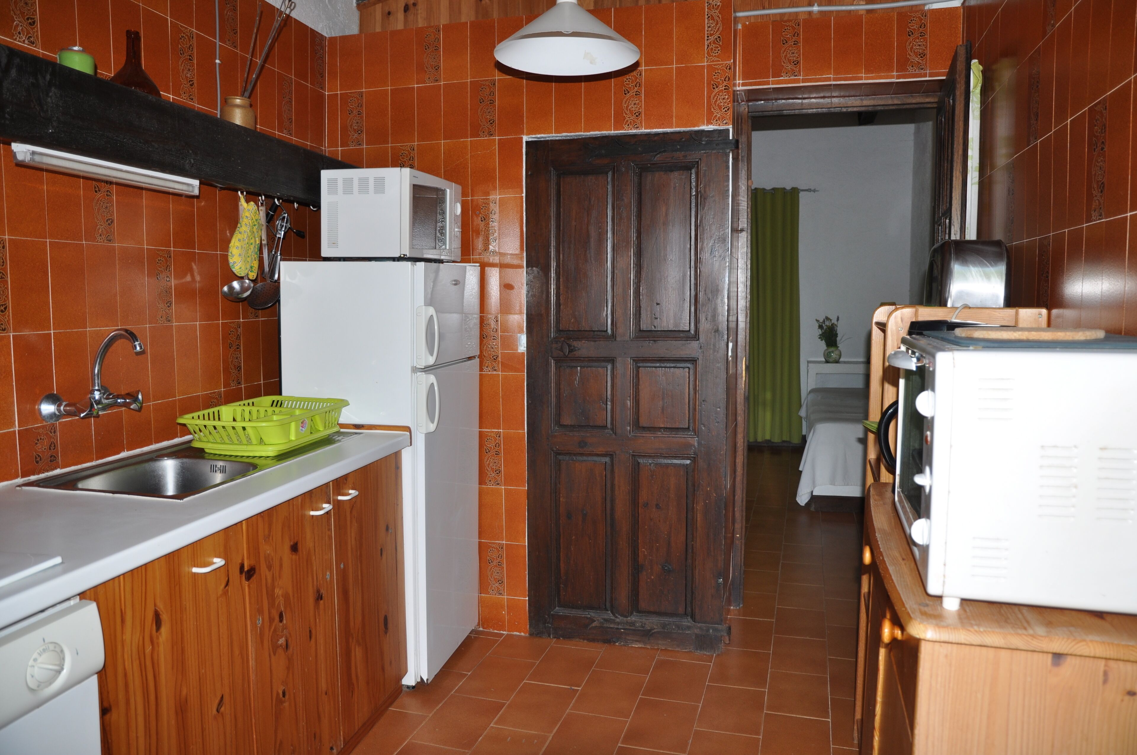 Frigorífico, microondas, horno y cafetera o tetera