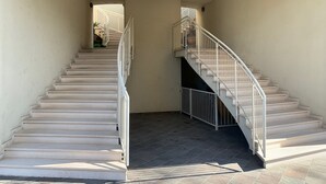 A staircase with a handrail and a landing area. - Elegant apartment in the seaside park in Marina Centro (Rimini)