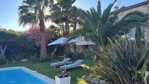 A backyard with a swimming pool, palm trees, and a garden. - Mas de Sophie (Châteaurenard)