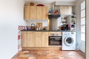 Fridge, oven, coffee/tea maker, electric kettle