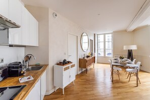 Fridge, microwave, oven, coffee/tea maker