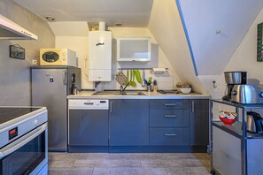 Kylskåp, mikrovågsugn, ugn och diskmaskin