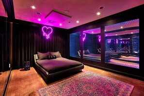 4 bedrooms - Queen's Rock & Roll Retreat: Iconic JT Studio Estate (Joshua Tree)