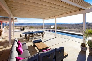 Outdoor dining - Queen's Rock & Roll Retreat: Iconic JT Studio Estate (Joshua Tree)