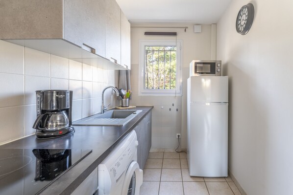 Réfrigérateur, micro-ondes, four, plaque de cuisson