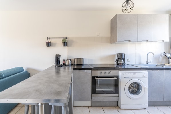 Een koelkast, een microgolfoven, een oven, een kookplaat