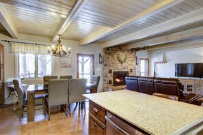 Interior - Beech Mtn: Walk to Slopes, Sleeps 9, Pet Friendly, Mountain Views, Cozy Retreat (Beech Mountain)