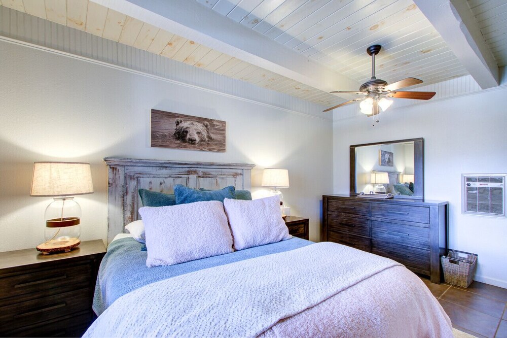 Cozy Ski View Chalet with Balcony and Fireplace, Pet Friendly Beech Mountain Vrbo