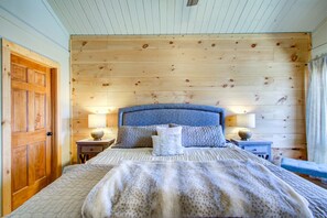 4 bedrooms, desk, iron/ironing board, travel cot - Beech Mtn: Walk to Slopes, Sleeps 9, Pet Friendly, Mountain Views, Cozy Retreat (Beech Mountain)