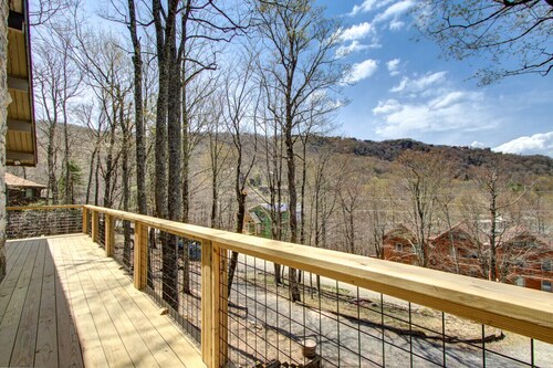 Beech Mtn: Walk to Slopes, Sleeps 9, Pet Friendly, Mountain Views, Cozy Retreat