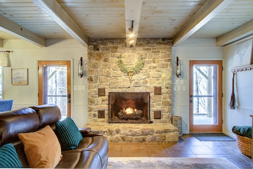 Beech Mtn: Walk to Slopes, Sleeps 9, Pet Friendly, Mountain Views, Cozy Retreat
