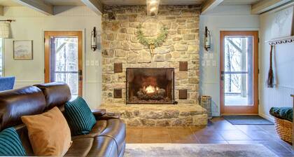 Beech Mtn: Walk to Slopes, Sleeps 9, Pet Friendly, Mountain Views, Cozy Retreat