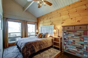 4 bedrooms, desk, iron/ironing board, travel crib - Beech Mtn: Walk to Slopes, Sleeps 9, Pet Friendly, Mountain Views, Cozy Retreat (Beech Mountain)