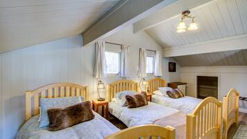 4 habitaciones, escritorio y tabla de planchar con plancha