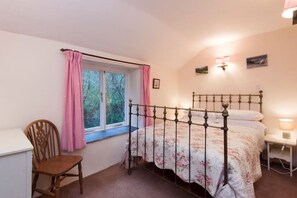 3 bedrooms, iron/ironing board, travel cot, free WiFi - 18th Century Streamside Cottage 10 min from the beach! (Dartmouth)