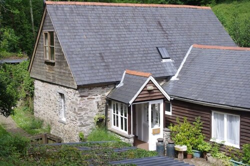 18th Century Streamside Cottage 10 min from the beach!