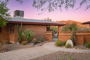 Property grounds - Spacious casita with desert & mountain views ⛰ (Tucson)