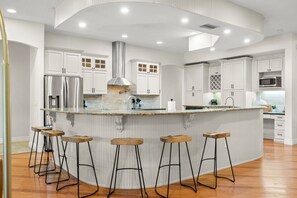 Fridge, microwave, oven, stovetop - Sleeps 18 | Heated Saltwater Pool | 3 Min to Beach (Largo)