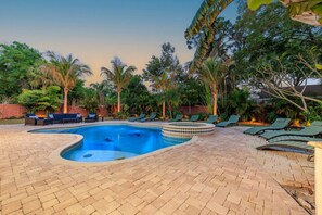 A heated pool - Sleeps 18 | Heated Saltwater Pool | 3 Min to Beach (Largo)