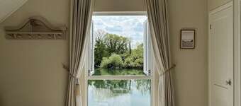 Herons Hideout | Cotswold Lakeside - Spring Lake