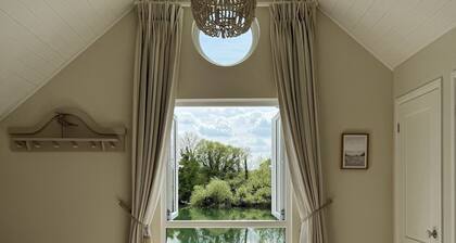 Herons Hideout | Cotswold Lakeside - Spring Lake