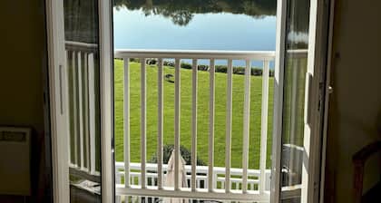 Kinsale Lodge · Cotswolds Lakeside - Spring Lake