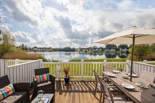 Lakeside Lodge w/ Paddleboard, Near Cirencester