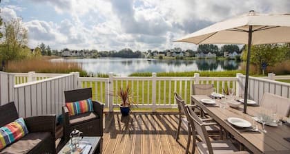 Lakeside Lodge w/ Paddleboard, Near Cirencester