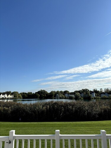 Lakeside Lodge w/ Paddleboard, Near Cirencester