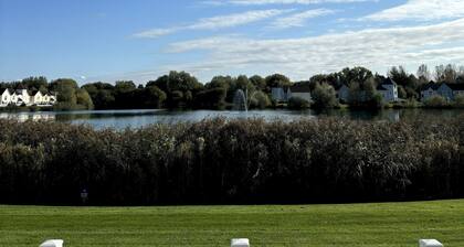 Lakeside Lodge w/ Paddleboard, Near Cirencester