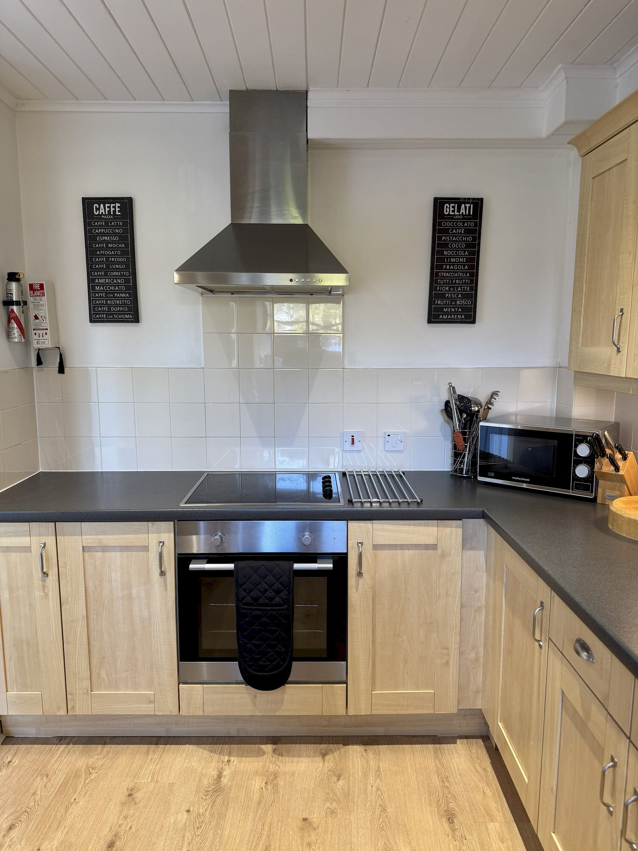 Een koelkast, een oven, een vaatwasser